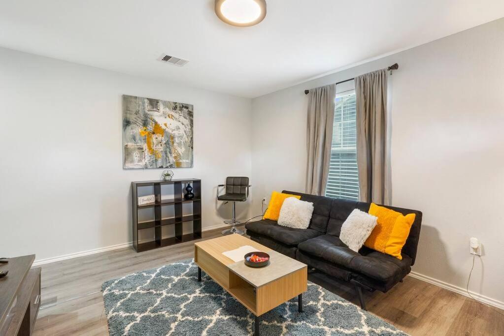 Cozy Two Bedroom Home Minutes From Downtown! هيوستن المظهر الخارجي الصورة
